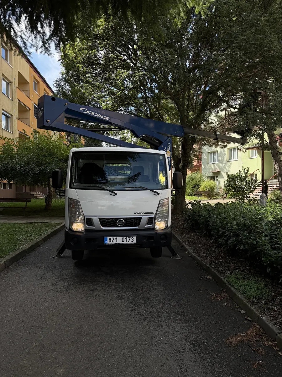 Autoplošina do 3,5 tuny s vysunutými podpěrami na úzké komunikaci