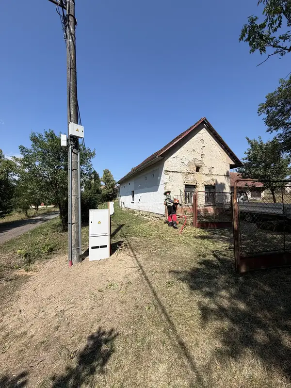 Elektroměrový pilíř u sloupu před rodinným domem