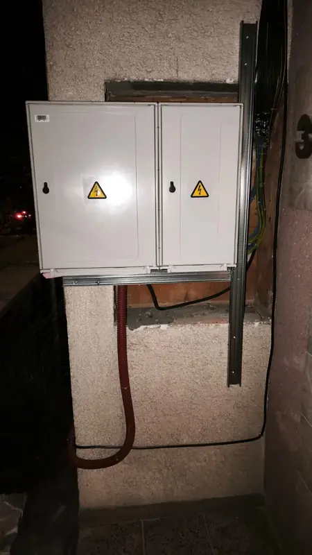 Uzavřený oceloplechový elektroměrový rozvaděč na fasádě po dokončení montáže