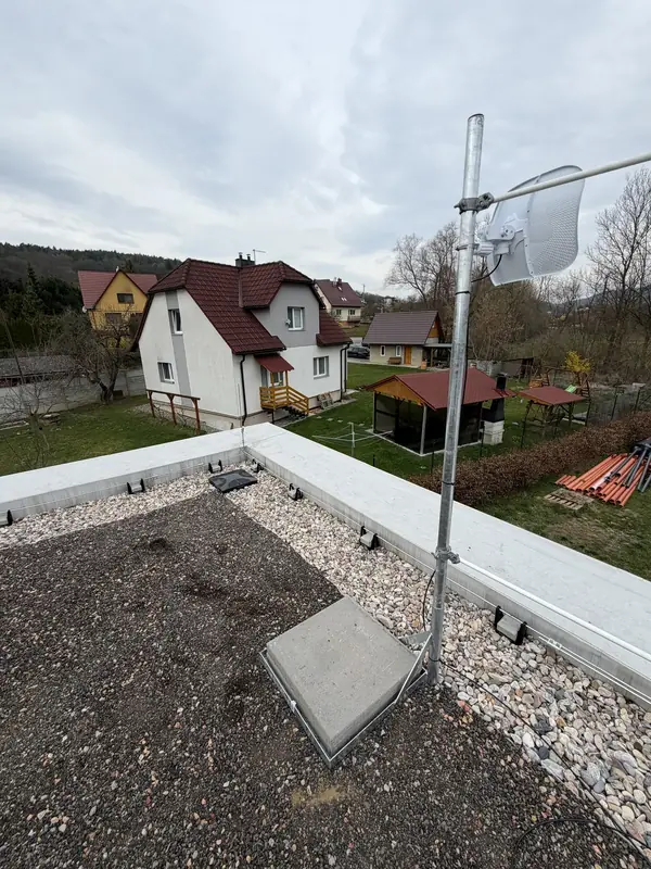 Jímací tyč hromosvodu u atiky ploché střechy