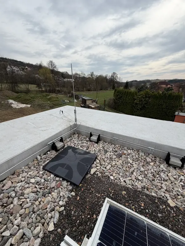 Hromosvod na ploché střeše vedle fotovoltaických panelů