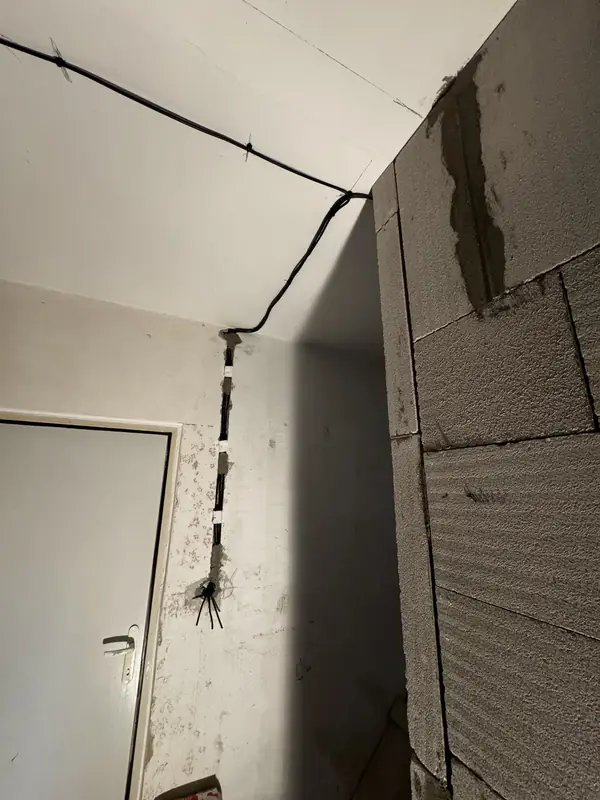 Kabely uložené v drážkách pórobetonového zdiva u dveří