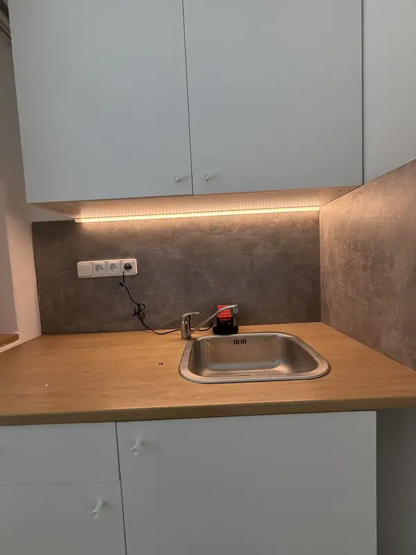 Kuchyňská linka s LED podsvícením pracovní desky a zásuvkami
