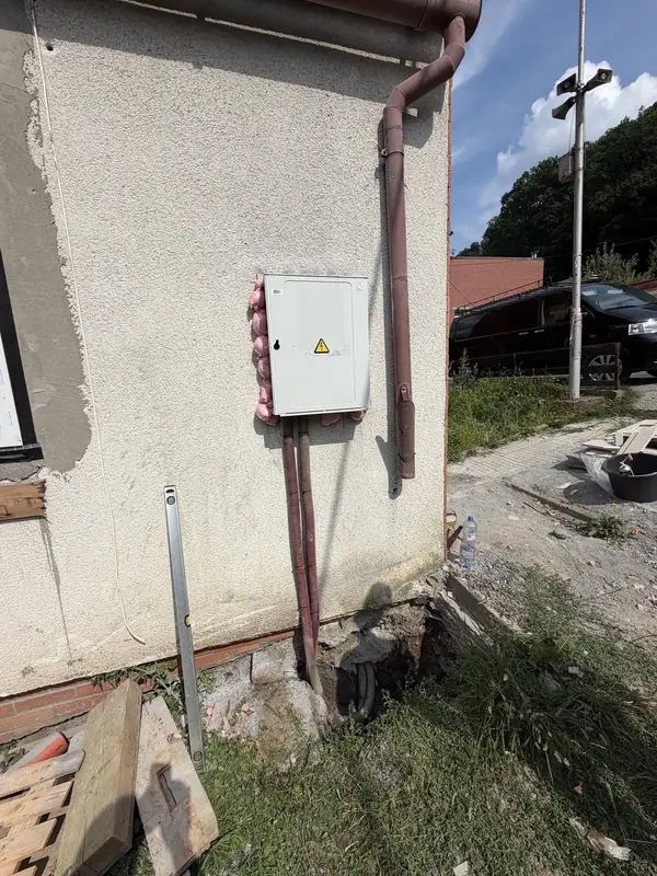 Nová přípojková skříň na fasádě rodinného domu