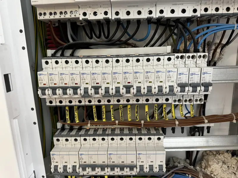 Detail zapojených jističů a proudových chráničů v domovním rozvaděči