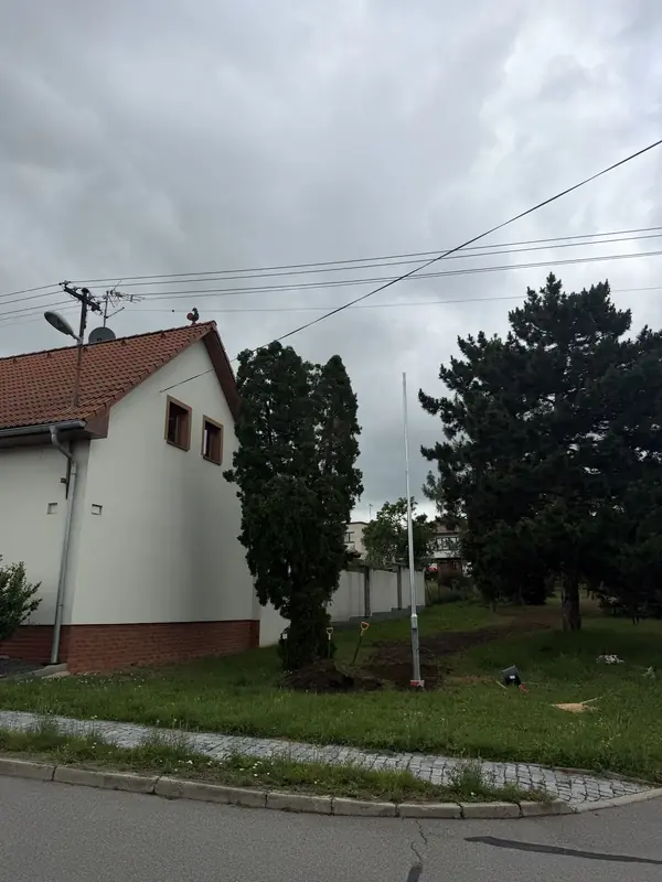 Nový stožár venkovního osvětlení u rodinného domu