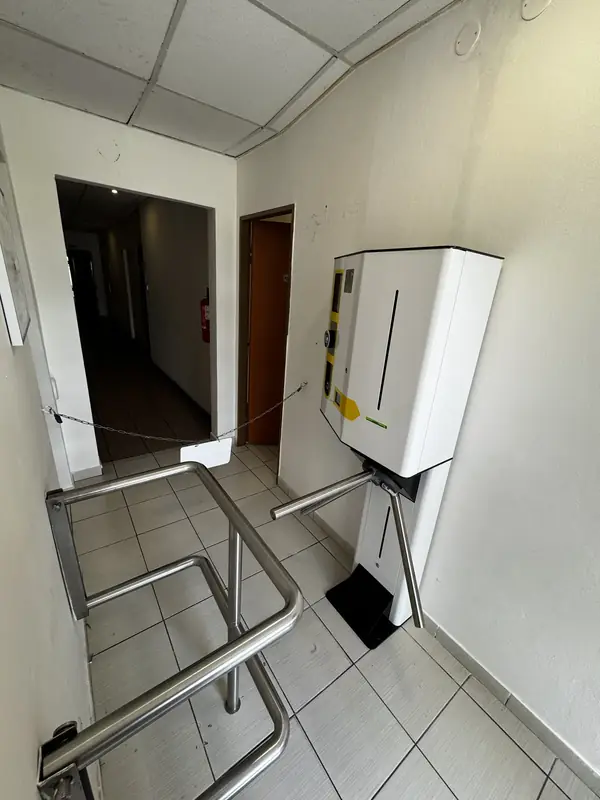 Elektricky napojený turniket u vstupu do provozovny