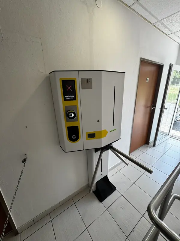 Turniket se čtečkou u vstupu do haly